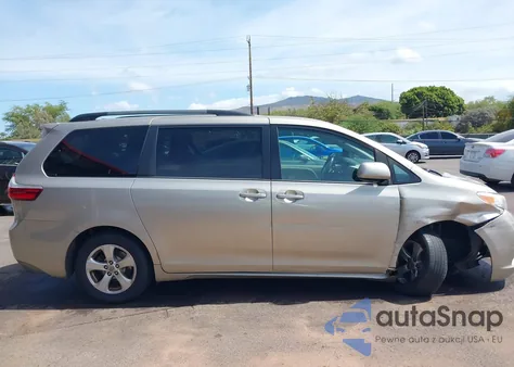 2016 Toyota Sienna Le 8 Passenger z USA, uszkodzony, nr VIN 5TDKK3DC3GS735927